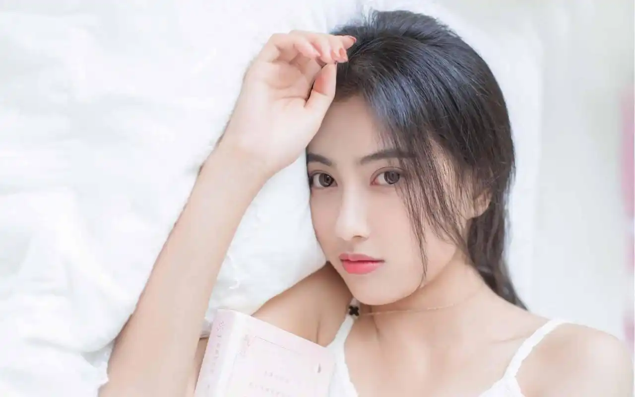 白皙皮肤清纯性感美女床上写真