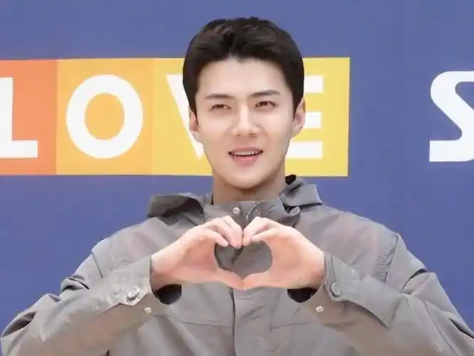 【吴世勋】走路拍照比心