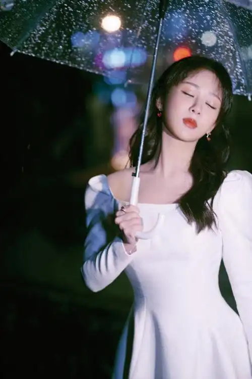 杨紫出山就放大招!穿白裙雨中撑伞变绝美女神,却没有倪妮惊艳