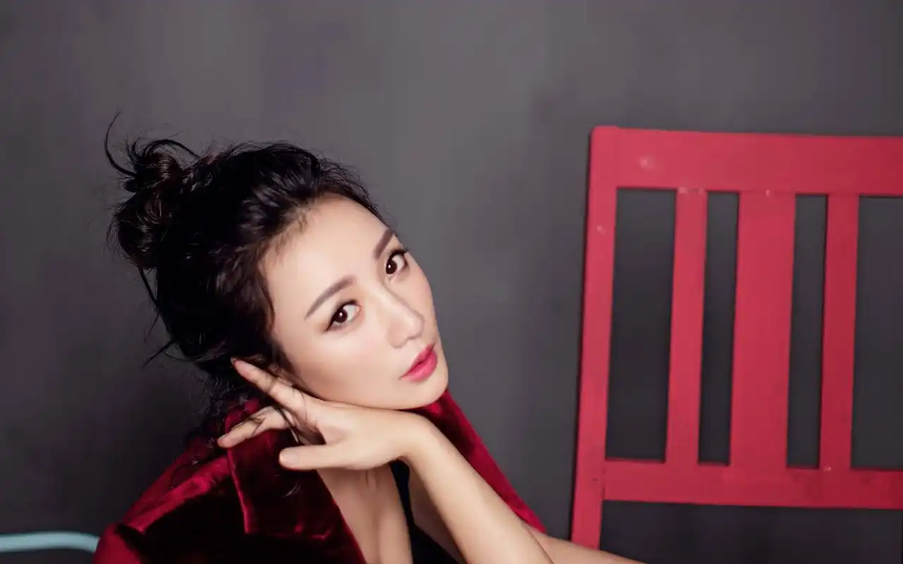 美女柳岩时尚唯美写真图片桌面壁纸高清大图预览2560x1600_大陆明星