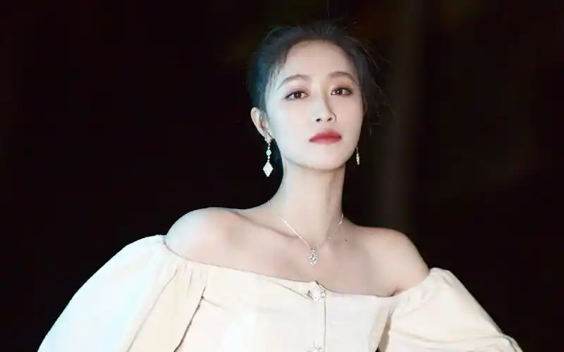 蓝盈莹性感露肩写真图片桌面壁纸