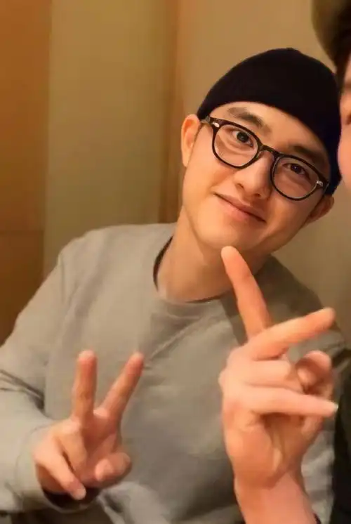 exo晒都暻秀退伍照片浓眉大眼略圆润状态好和吴世勋见面多次