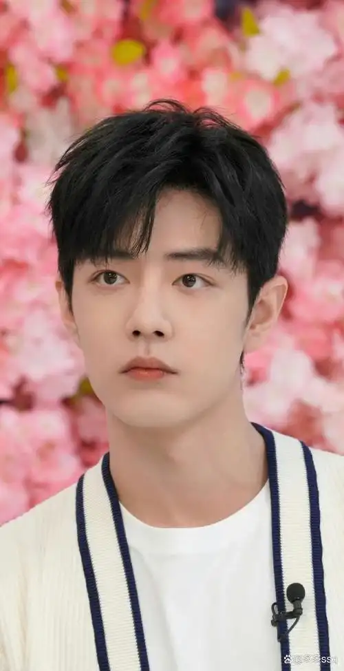 肖战白色开衫造型:大帅哥的治愈力量