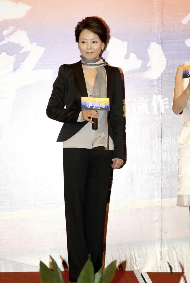 张瑜活成奶奶辈骄傲,一袭黑白水墨修身裙端庄优雅,高级洋气