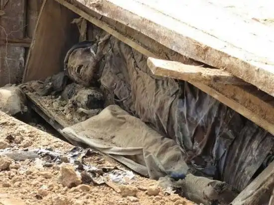 自贡挖出百年干尸牙齿清晰可见衣物都未腐坏