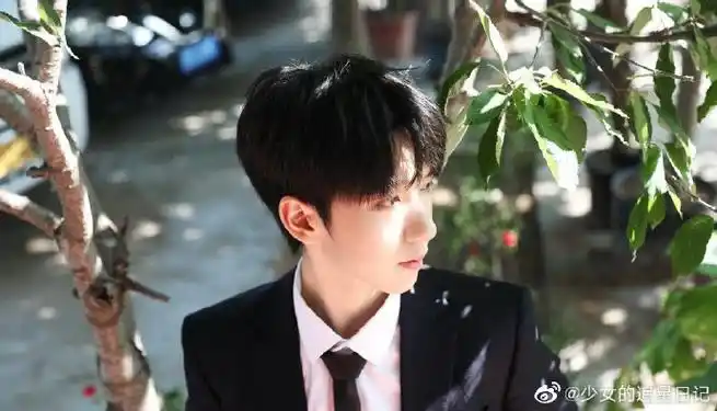 贺峻霖的校服七连拍##贺峻霖热到想把空调背上