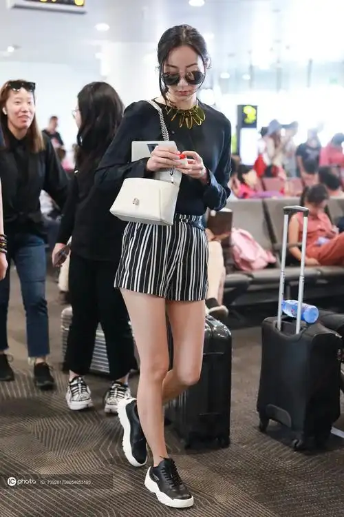 你的雪姐已上线韩雪穿短裤秀又瘦又直大长腿