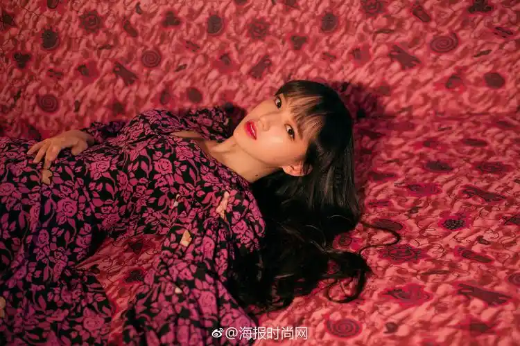 宇宙少女程潇以裙装look亮相loewe罗意威paulasibiza限时店开