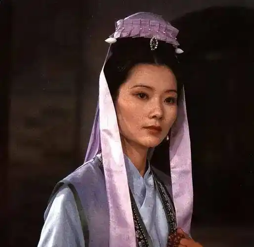 原创何赛飞也太调皮捣蛋了拍婚纱照扮斗鸡眼女神变女神经