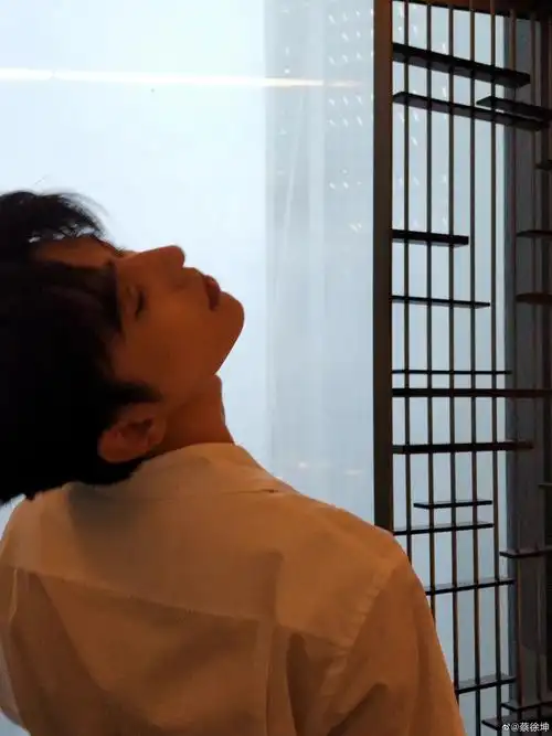 蔡徐坤分享随拍坤坤侧颜好精致呀氛围感十足