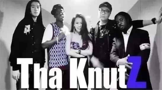 她可以和队友一同坐在街头,一边品尝着酸辣粉,一边聆听着黑人音乐.