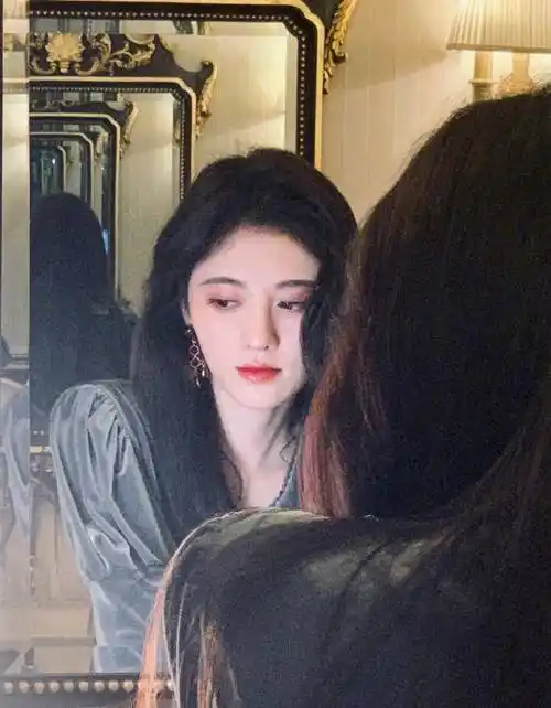 鞠婧祎狂晒18张库存照,从素颜到浓妆,清纯时尚随意切换,果然是直男