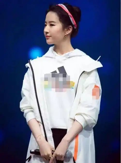 当一身高贵礼服的刘亦菲遇上身穿铠甲手握宝剑的花木兰,名媛风与女