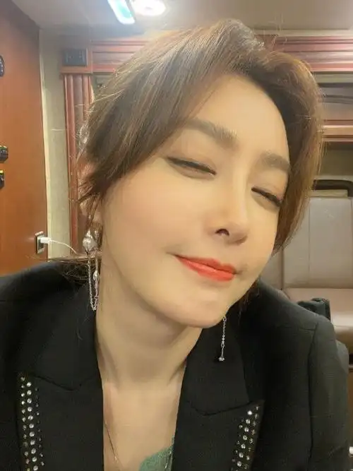 42岁秦岚罕晒素颜自拍花式卖萌宛如少女真实体重不足90斤