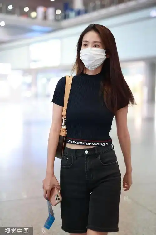 组图颖儿长发披肩现身机场穿针织高腰上衣搭骑行裤气质出众