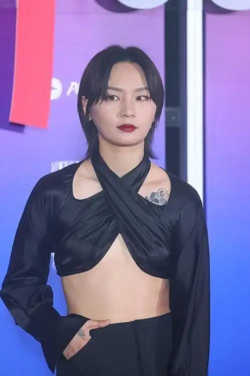 周笔畅浓妆大胆秀身材衣服都快到胃了意外的帅气