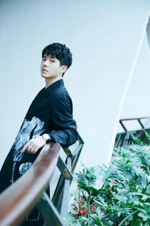刘昊然黑色印花风衣痞帅帅气高清写真图片