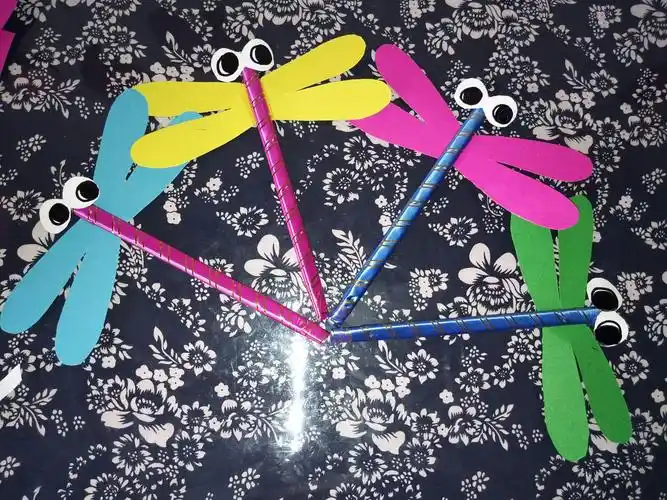 皇仓幼儿园暑假班手工制作《漂亮的蜻蜓》