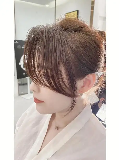 八字刘海修饰脸型