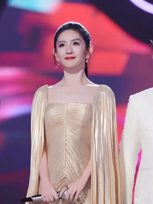 谢娜鎏金披风裙##谢娜点了泪痣