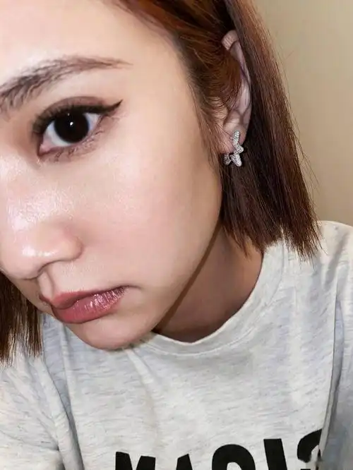 杨丞琳晒九宫格自拍 对镜撩发搞怪俏皮_发型