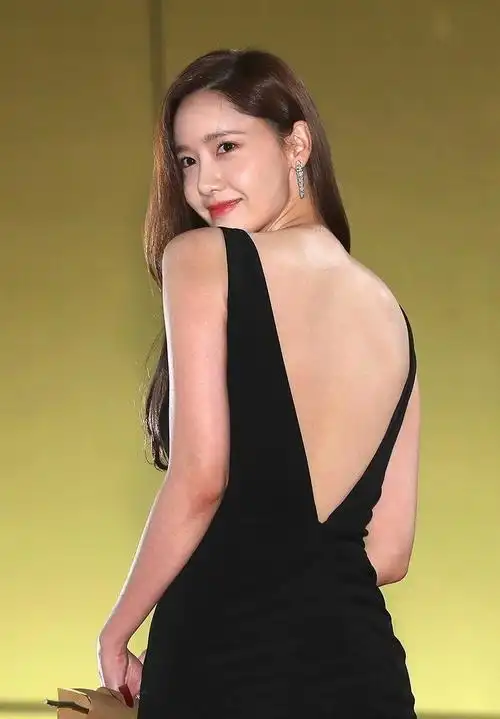 林允儿小黑裙穿出s型曲线,秀美背引怒赞:未修图都没一丝赘肉