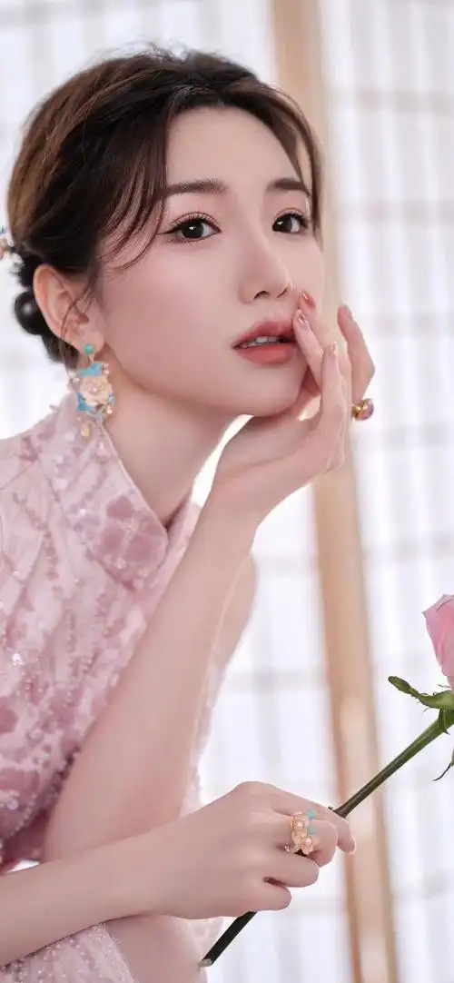 毛晓彤粉红连衣裙优雅写真,网友:美到窒息!