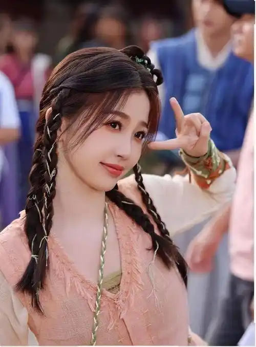 虞书欣粉衣绿裙出镜,造型独特,仙女范十足!