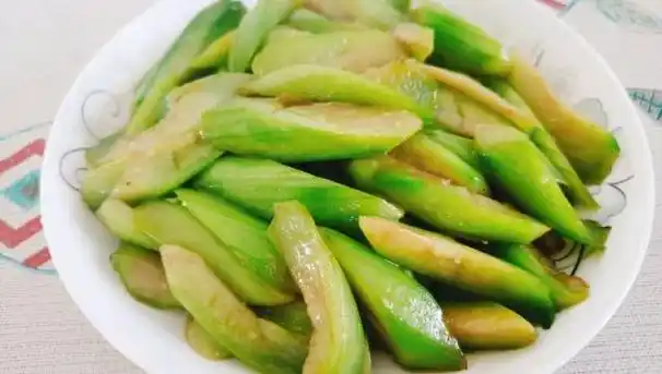 p>青椒炒丝瓜是一道美食,老少皆宜,制作简单,主要材料青椒,丝瓜. /p>