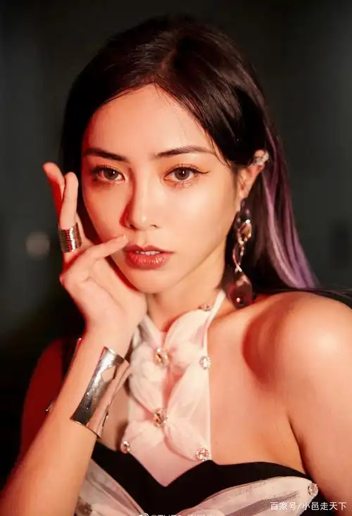 谢可寅蝴蝶结香肩性感写真