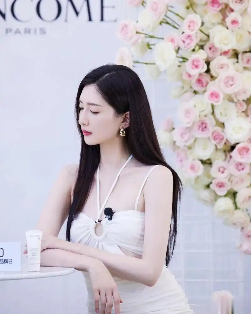 江疏影# 白色紧身吊带裙优雅浪漫,发丝飘逸动人心弦!