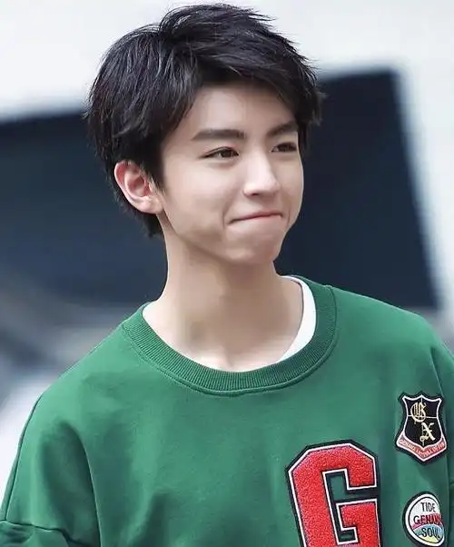 王俊凯表姐换发型,与小凯女装长相超神似,确定不是亲姐弟?