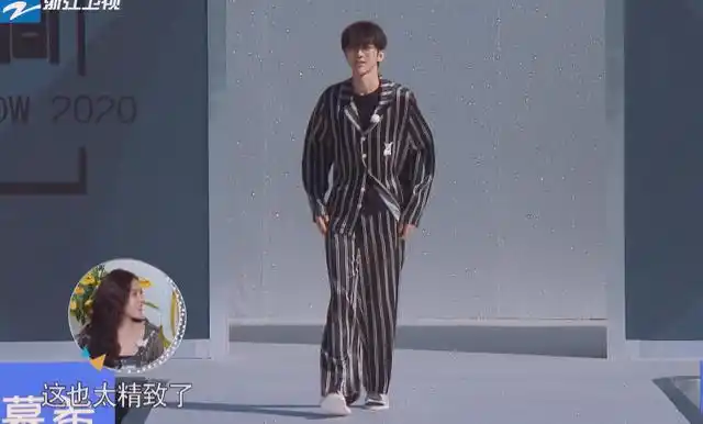 《奔跑吧》时装秀,女嘉宾集体湿身,坤穿睡衣走秀