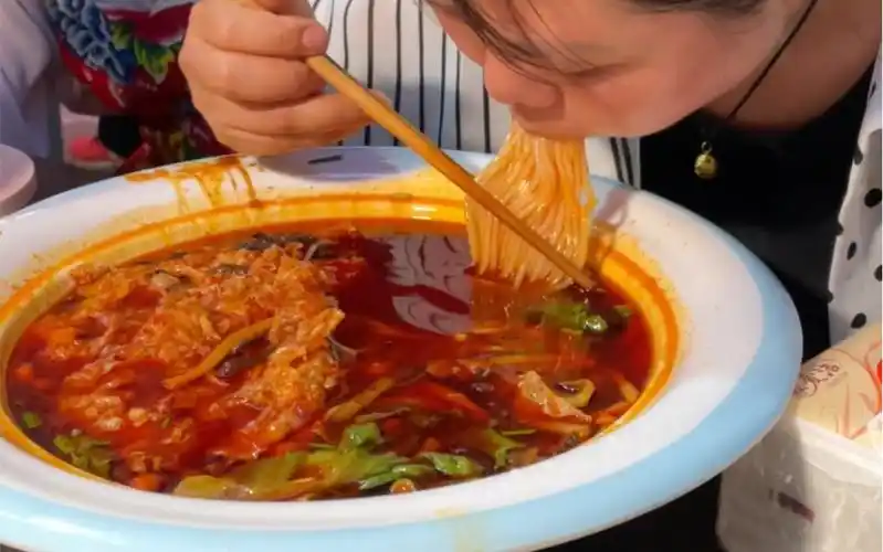 湖南美女第一次吃螺蛳粉就挑战二两爆辣,她能成功吗