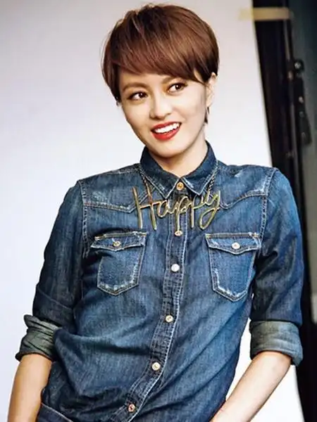 梁咏琪晒孕照四六分短发造型显母爱