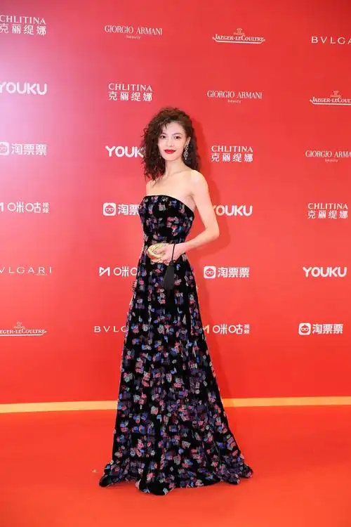 温婉中释放野性之美,礼服完美显露钟楚曦的直角肩与天鹅颈,令人艳羡