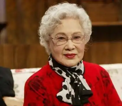 人物简介 秦怡,上海电影(集团)有限公司艺术委员会顾问,1922年1月出生