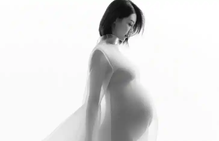 而且她的身材非常好,虽然怀孕肚子很大,但是身体的其他部位都没有长肉