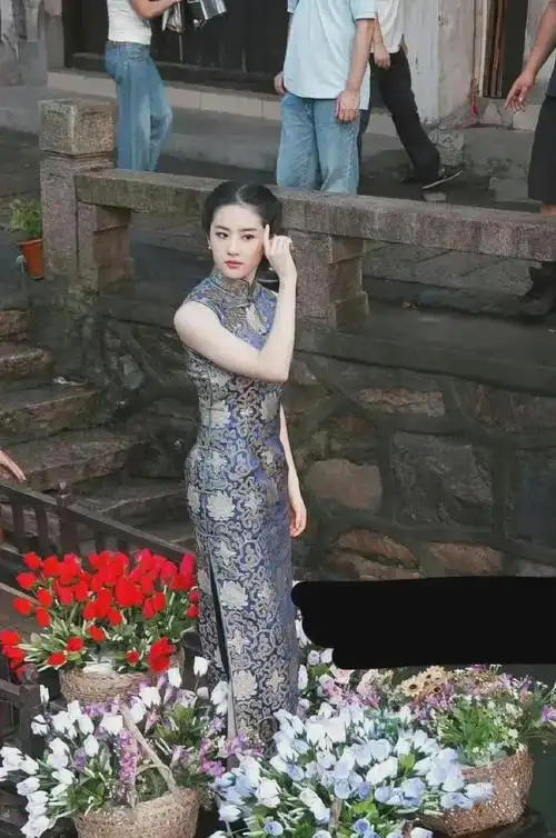 刘亦菲穿上旗袍宛如一幅水墨画身姿曼妙灼灼芳华高贵典雅
