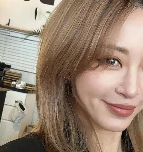 原创韩国知名女星,透露了她对甜甜圈的喜爱_韩艺瑟_时尚_魅力