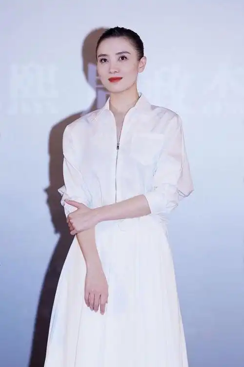 宋佳穿白裙站林间气质率性清新 一袭鹅黄深v裙秒变女神美艳动人