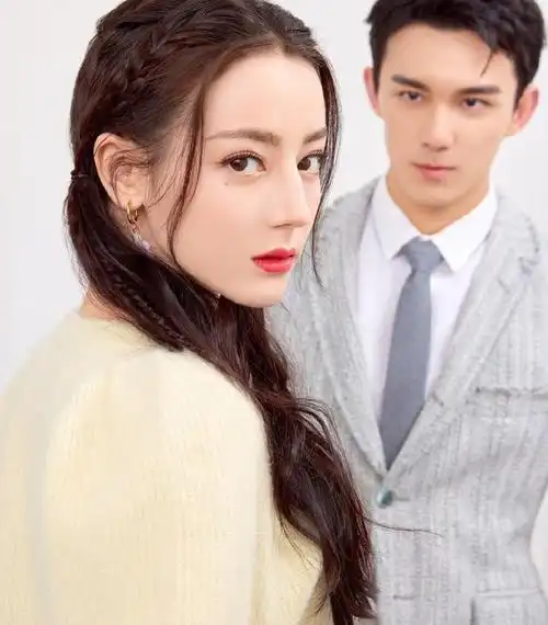 组图歌隼售后好甜迪丽热巴吴磊现代装同框拍写真般配养眼