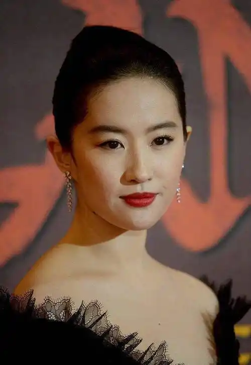 刘亦菲抵达伦敦首映礼!近照老了太多,被怼脸拍暴露了皱纹