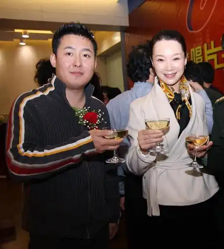 英皇中国副总包胡尔查与吕薇新浪娱乐讯 4月23日,"第七届中国金唱片奖