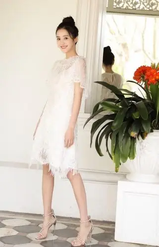 看多了奶黄裙,来看看王梓薇的"奶油裙",穿上显嫩美若天仙!