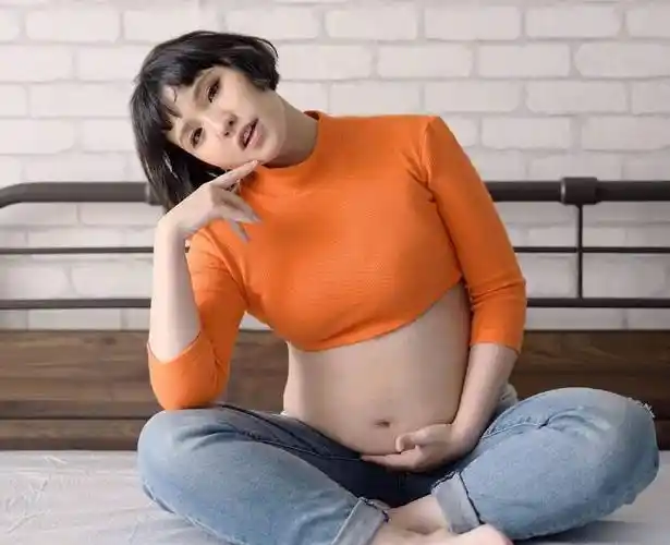 谢依霖躺草坪上休息,孕妇装遮不住大肚子,看到全身照:已经8个月了?