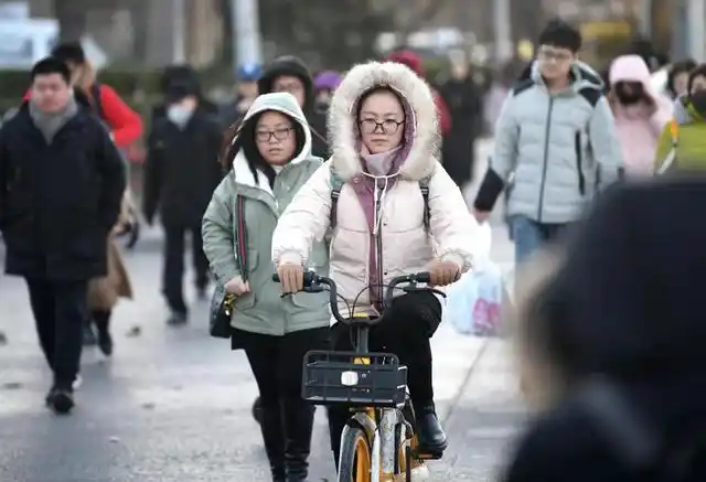 今日北京大风,行人在风中"凌乱"(组图)