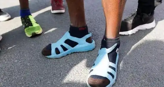 黑人兄弟穿凉鞋跑马拉松 在中国背靠背拿下两冠军_跑步频道_新浪竞技