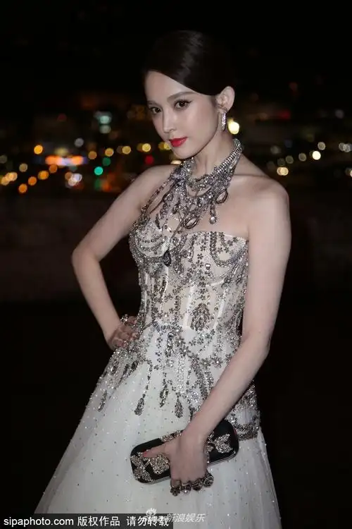 组图古力娜扎参加戛纳电影节晚宴穿奢华复古礼裙优雅撩人