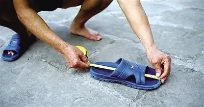 六旬老人有绝活儿九米高台飞入江拖鞋不离脚